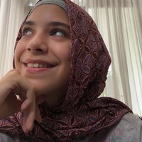 Isabel Azhari yang kecantikannya dan bola mata indahnya kerap dipuji netizen tampil simpel memakai inner rajut dan pashmina motif batik kawung yang ia sampirkan ke bagian belakang tanpa jarum pentul. Foto: dok. instagram @isabel.azhari