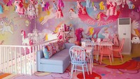 Miss Unicorn Cafe lokasinya ada di Jl. Raya Hankan Kav 69, Bekasi. Sesuai namanya, kafe berwarna pink ini dipenuhi dengan boneka unicorn. Foto : Mamapapa.id 