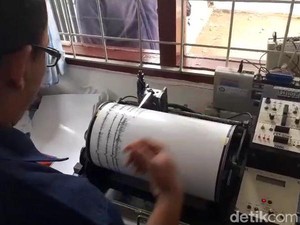 Jumat Dini Hari, Gunung Tangkuban Perahu 4 Kali Erupsi Susulan