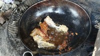 Selain disemur, banyak juga yang mengolah tulang-tulang ayam ini dengan digoreng hingga garing dan disantap dengan nasi putih. Foto: Istimewa