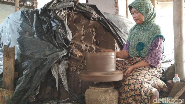 Seorang perajin sedang membuat gerabah/