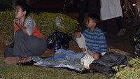 Mereka mengungsi mencari dataran tinggi diantaranya Kantor Gubernur Lampung, Lampung. ANTARA FOTO/Ardiansyah.