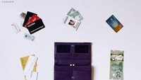 Dompet milik pelajar asal Hamilton, Kanada, bernama Anastasia (18) ini punya barang ruang, tapi barangnya sedikit. Istimewa/Boredpanda.