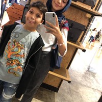 Isabel Azhari berfoto di depan cermin bersama dengan adiknya Lennon Tramp. Isabel terlihat memakai pashmina warna navy tanpa jarum pentul. Foto: dok. instagram @isabel.azhari