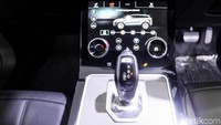 Interior mobil dilengkapi fitur yang cukup canggih.