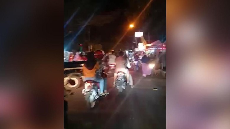 Kepanikan terjadi di Palabuhanratu, Sukabumi, pasca-gempa bermagnitudo 7,4 (20detik) Kepanikan terjadi di Palabuhanratu, Sukabumi, pasca-gempa bermagnitudo 7,4 (20detik)