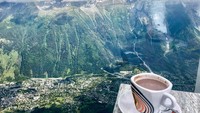 Ada saatnya gunung Breven tak ditutupi salju tebal. Tapi bukan berarti suhunya tidak dingin. Supaya hangat, segelas hot chocolate jadi penyelamat. Foto: Instagram taras_pidvirnyi
