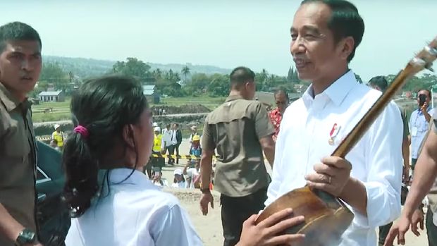 Saat Siswi SMP di Samosir Terobos Paspampres Demi Beri Gitar ke Jokowi