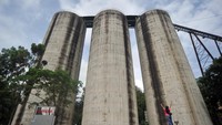 Ada pula bangunan silo, bekas penyimpanan batu bara yang kini menjadi cagar budaya dan dimanfaatkan sebagai arena panjat tebing di Sawahlunto.