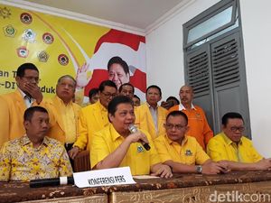 Akbar Tandjung Dukung Airlangga Jadi Calon Ketum Golkar