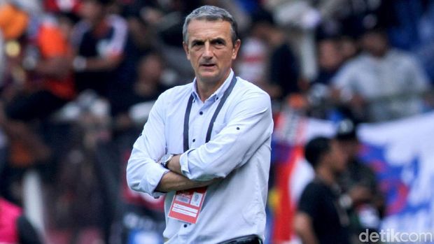 Milomir Seslija Pelatih Arema FC Milomir Seslija memberikan arahan kepada para pemain Arema saat bertanding melawan Persija Jakarta di Stadion Utama Gelora Bung Karno, Jakarta, Sabtu (3/8/2019).