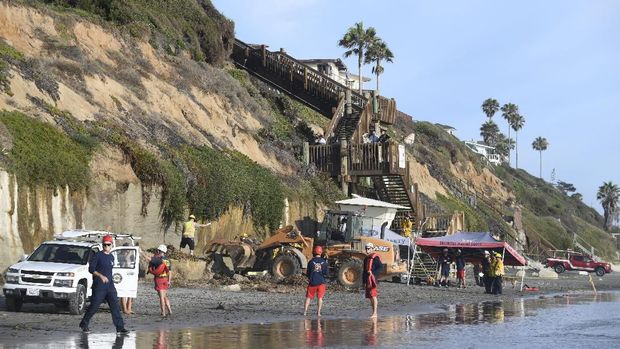 Reruntuhan tebing timpa pengunjung pantai California, AS