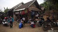 Sejumlah warga berkumpul dan mulai beraktivitas normal usai gempa 6,9 M mengguncang wilayah Banten pada Jumat (2/8/2019) malam.