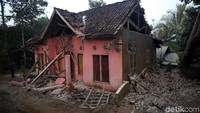 Salah satu rumah warga di Desa Panjang Jaya, Mandalawangi, Pandeglang, Banten, mengalami kerusakan akibat gempa Banten.