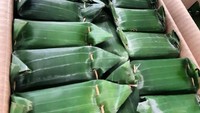 Begini tampilan kemasan ketan bumbu Cirebon yang siap dijual. Dibungkus daun pisang hingga awet harumnya. Mau? Foto : Instagram @dapurbuluk.crb