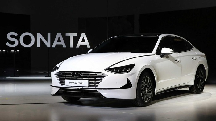 Hyundai Sonata Hybrid dengan Panel Surya