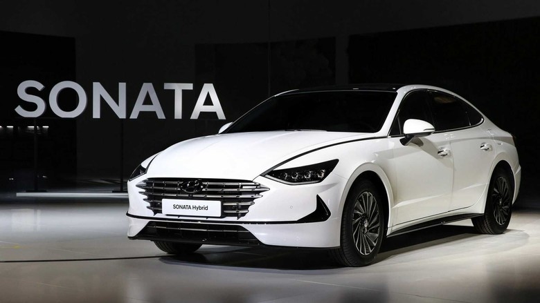 Hyundai Sonata Hybrid dengan Panel Surya Hyundai Sonata Hybrid dengan Panel Surya