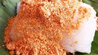 Kalau yang suka gurih manis, boleh saja ketan bubuk kedelai ini dikucuri saus gula merah. Foto : Instagram @kedairutan