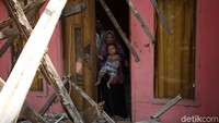 Kini, ia bersama istri, anak, dan cucunya mengungsi di kediaman anak pertamanya karena rumah yang dimilikinya rusak cukup berat dan tak layak dihuni usai gempa mengguncang wilayah Pandeglang, Banten.