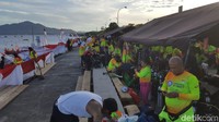 Tampak mereka menyiapkan berbagai perlengkapan dari tabung, pemberat, google, fin, dll. Yel-yel dan pekik semangat meramaikan setiap tenda peserta.