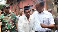 Dalam penyerahan bantuan, Agus juga menyerahkan bantuan seperti selimut. Agus mengatakan dana Rp 240 juta yang dikucurkan bersifat awal dan di luar bantuan dana untuk membangun rumah hunian serta santunan ahli waris yang menjadi korban meninggal dunia akibat gempa.