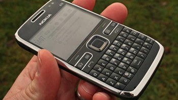 Adapun bentang layar LCD seluas 2,36 inchi dengan resolusi layar 320×240 piksel. Lalu ada slot microSD card, Symbian S60 3rd Edition, dan FM radio. Foto: Pocket Lint