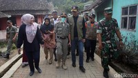 Doni bersama rombongan meninjau lokasi terdampak gempa Banten. Padahal mantan Danjen Kopassus itu seharusnya bertolak ke Palangkaraya untuk meninjau Satgas Kebakaran Hutan.
