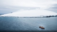 British Antarctic Survey, suatu organisasi penelitian ilmiah dari Inggris yang berfokus meneliti kawasan Antartika dan Kutub Selatan belum lama ini melakukan ekspedisi ke Pulau Bouvet. Mereka datang dengan naik kapal laut dan lanjut naik helikopter (British Antarctic Survey/BBC)