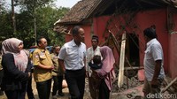 Dalam kunjungan ke daerah Pandeglang tersebut, Mensos Agus bersama rombongan melihat kondisi sejumlah warga yang rusak akibat gempa yang melanda wilayah Banten.