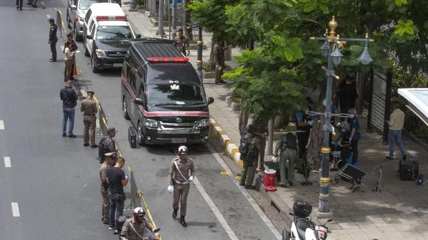 Penyidik Thailand memeriksa salah satu lokasi ledakan bom di Bangkok