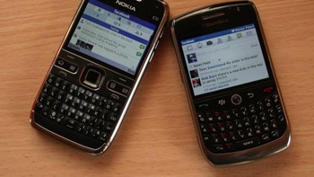 Ketika disandingkan dengan Blackberry Bold. Meski mampu menyaingi, Bold dipandang tetap lebih unggul soal push email dan adanya BBM. Foto: Pocket Lint