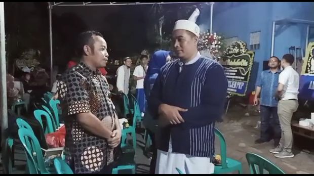 Komisioner KPAI Jasra Putra saat mendatangi rumah duka calon paskibraka yang tewas diduga dianiaya senior
