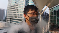 Namanya juga ada kipasnya, saat memakai terasa relatif nyaman dan tidak menyebabkan gerah pada area mulut. Debu juga tak terasa menembus masker meski dengan kondisi jalan relatif padat. (Foto: Widiya/detikHealth)