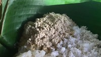 Topping kedelai yang disangrai dan digiling halus. Ada yang diberi bumbu cabai ada yang diberi sedikit gula. Suka yang mana ? Foto : Instagram @lanovia_kitchen_garden