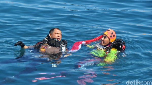 Kapolri Jenderal Polisi Tito Karnavian dan istrinya Tri Tito Karnavian yang juga Ketua WASI tampak kompak saat diving (Fitraya/detikcom)