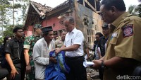 Menteri Sosial (Mensos) Agus Gumiwang Kartasasmita meninjau Desa Panjangjaya, Mandalawangi, Pandeglang, Banten, yang menjadi salah satu daerah terdampak gempa Banten, Sabtu (3/8/2019).
