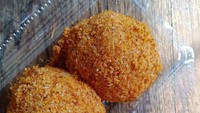 Biasanya ketan bumbu dibentuk empat segi panjang. Tapi kalau dibulatkan ketan tetap enak. Apalagi balutan serundengnya tebal. Foto : Instagram @micellomealbox
