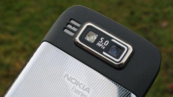 Pada masa itu, Nokia E72 dijual di Indonesia seharag Rp 4,9 juta yang terbilang amat mahal. Foto: Pocket Lint