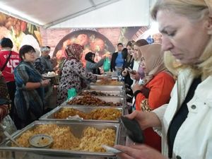 Antusiasnya Warga Moskow Cicipi Bakso-Sate di Festival Indonesia