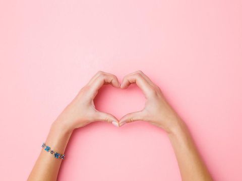 11 Bahasa Tubuh Pria Jatuh Cinta Diam-diam sama Kamu