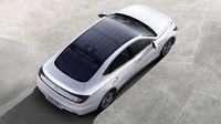 Sedan Hybrid dengan Panel Matahari