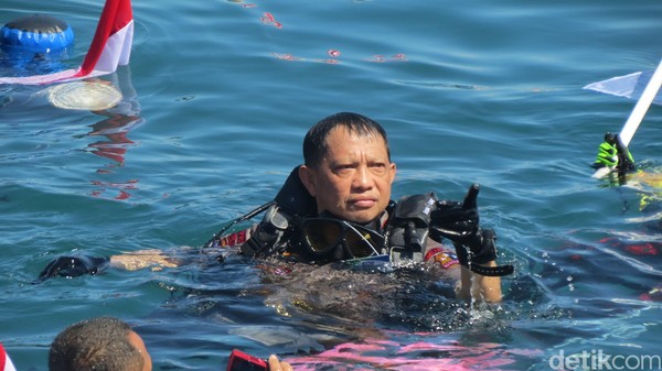 Aksi pemecahan Guinness World Record diving di Manado ikut dihadiri Kapolri Jenderal Pol Tito Karnavian. Kapolri memang jago diving juga lho. (Fitraya/detikcom)