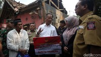 Selain melakukan peninjauan, Mensos Agus turut memberikan bantuan logistik dan uang senilai Rp 240.935.000 untuk warga yang terdampak gempa M 6,9 Banten di Pandeglang.