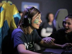 Deretan Gamer Jelita yang Bikin Salah Fokus