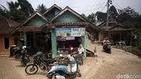 Sejumlah warga di Desa Panjang Jaya, Mandalawangi, Pandeglang, Banten, mulai kembali beraktivitas seperti biasa pascagempa berkekuatan 6,9 M mengguncang wilayah Banten, Sabtu (3/8/2019).