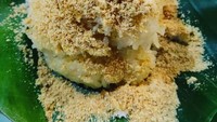 Di daerah Jawa Tengah, umumnya ngopi pagi ditemani dengan ketan kukus hangat yang ditaburi kelapa parut plus kedelai bubuk. Sedap! Foto : Instagram @deteksi