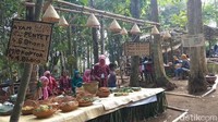 Sebelum memasuki lokasi pasar ini, pengunjung harus menukarkan uang rupiah dengan uang dhono yang terbuat dari bahan kayu. (Eko Susanto/detiktravel)