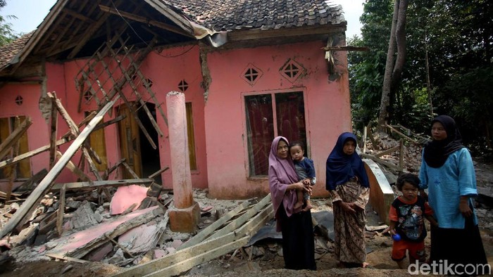 Gempa berkekuatan 6,9 M yang mengguncang Banten membuat sejumlah rumah di Pandeglang rusak. Salah satunya Marsani, yang berharap dapat membangun lagi rumahnya.