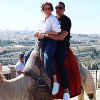 Momen romantis J-Lo dan Alex saat menunggangi unta bersama. (Foto: Instagram/@Jlo)