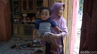 Rumah yang ditinggali Marsani bersama istri, anak dan cucunya, itu kini nampak rusak dan tak memungkinkan untuk ditinggali.